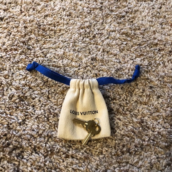 Louis Vuitton original: keys (2) and bag - Picture 2 of 5